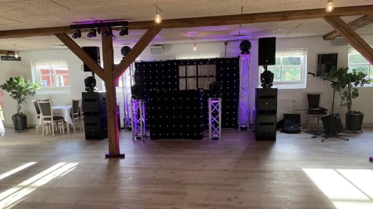 Wedding DJ spiller til bryllup sammen med band.