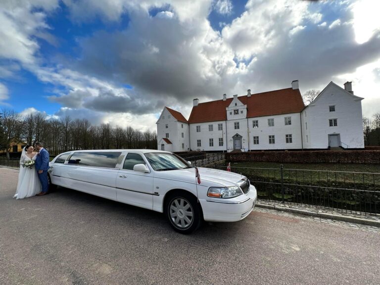 Billund Limousine Service klar til at blive fotograferet sammen med brudeparret.