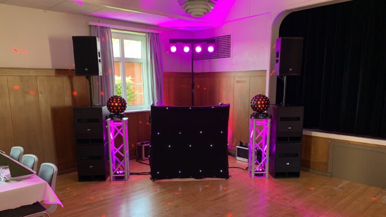 Wedding DJ spiller til fest hvor der stilles op i et lille hjørne.