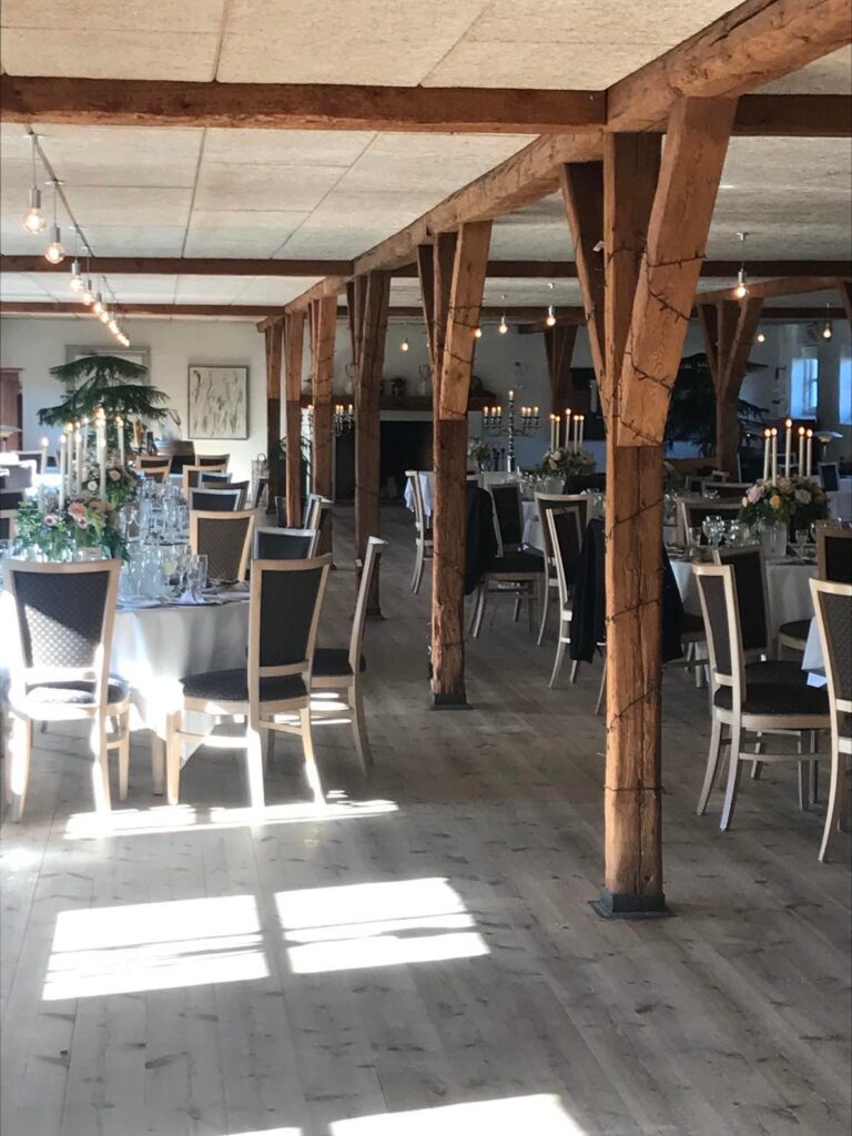 De hyggelige selskabslokaler i Restaurant Slotsstalden Tirsbæk