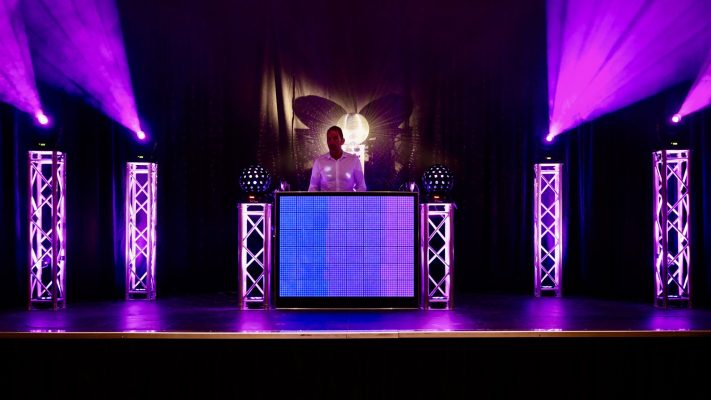 Wedding DJ spiller til bryllup med elegant spejlkugle i baggrunden
